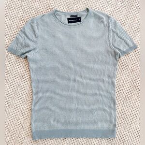 Abercrombie & Fitch Featherweight Knit Tee – Men’s Size Small